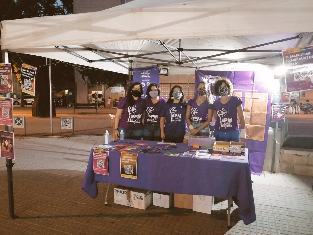 dias_info's tweet photo. Tornem a dinamitzar punts liles després d’estar aturades uns mesos a causa de la crisi sanitària. Aquesta vegada a la festa major de Santa Perpetua de Mogoda 🚺
#puntlilaDIAS #feminisme #capagressiosenseresposta https://t.co/rC7EfbC3zV