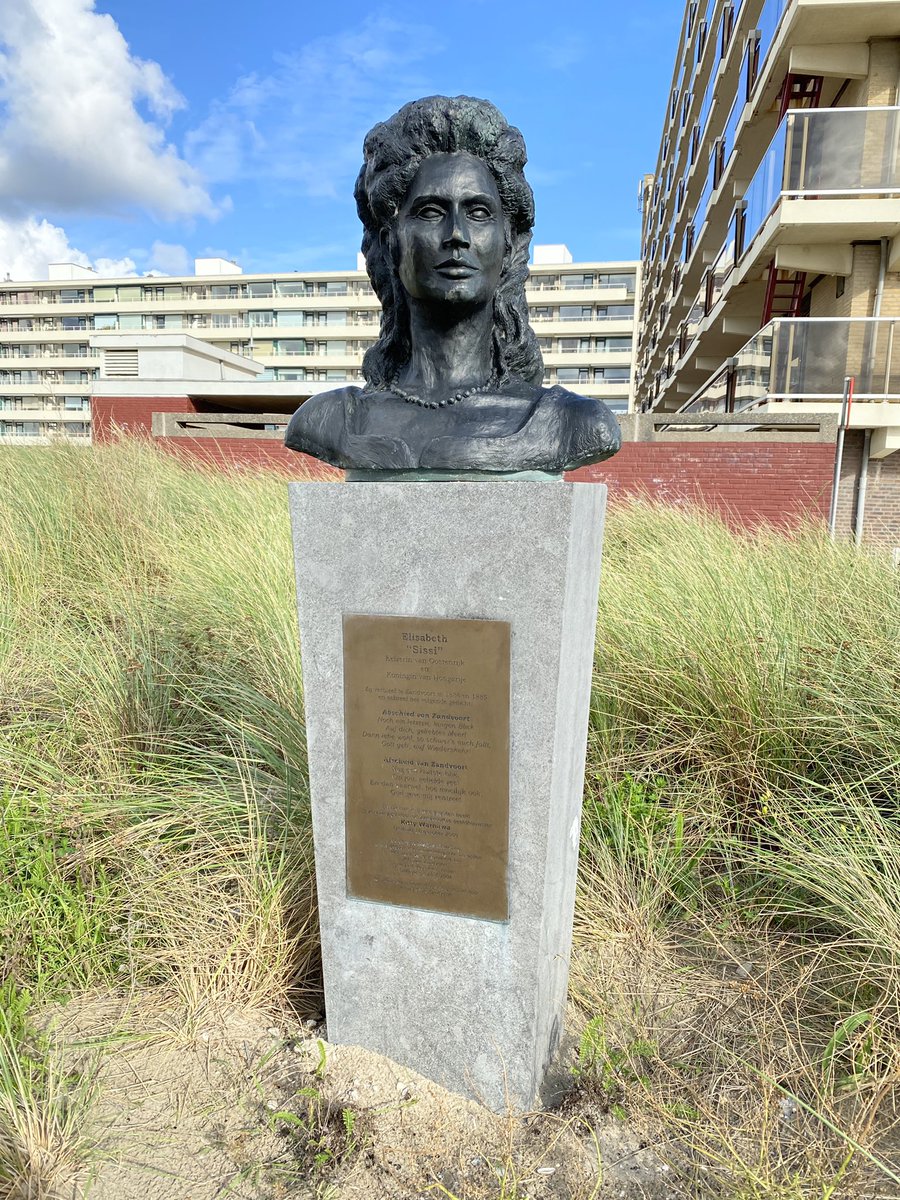 meikemeilen's tweet photo. Sissi war auch schon in Zandvoort. #nagut https://t.co/bxzJnzZlqI