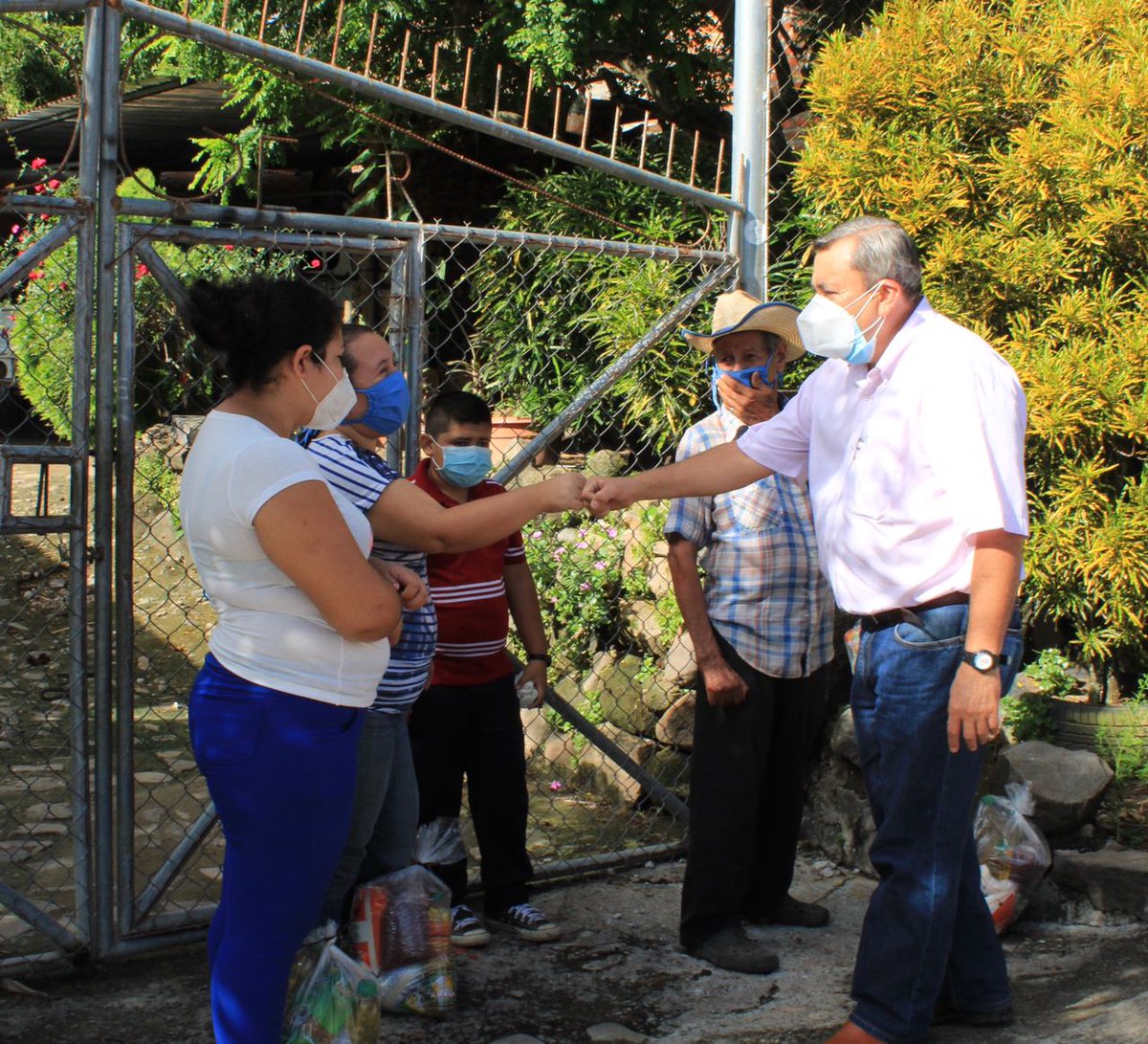 Xn0wZ503's tweet photo. Llevando un poco de alivio a las familias de San Isidro, Cabañas. https://t.co/yVVkRdwQ13
