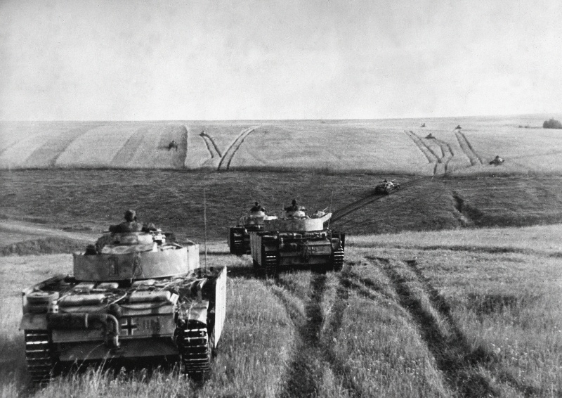 Tanks of the 3rd SS #Panzer Division "Totenkopf" advance on Russian defensive lines, Belgorod sector, Battle of #Kursk, July 1943.

#WWII #WW2  #History #worldwarII