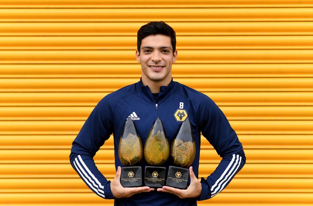 Raul_Jimenez9's tweet photo. El camino correcto no siempre es el más fácil. Esto me impulsa a seguir luchando por mis sueños 🏆🏆🏆⚽️🔶🐺 https://t.co/3yMd6Kn5hS