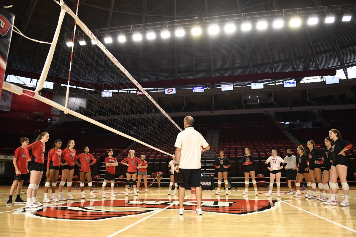 Might have been wearing different colors during yesterday's 🔴 vs. ⚫ scrimmage but we're all proud to be Hilltoppers!

#GoTops | #TopsTogether
