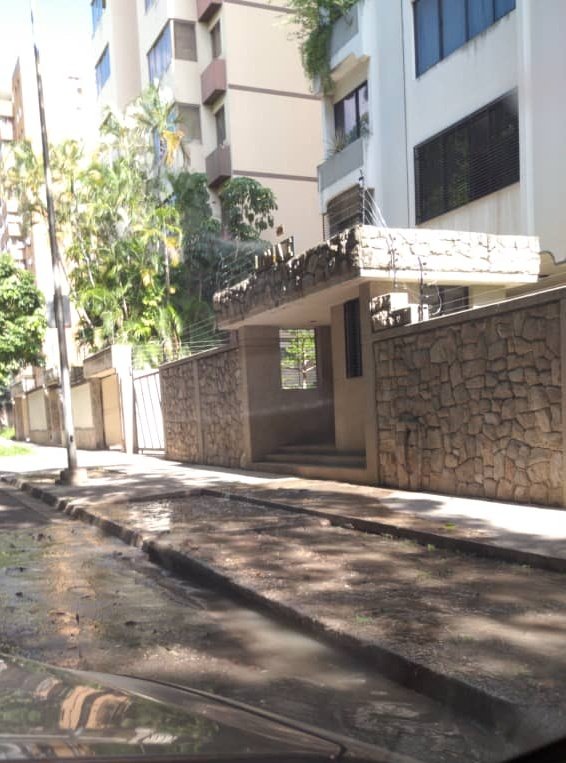 mariela070's tweet photo. Srs @Hidrocentro2011 les agradecemos reparar fuga de aguas negras en la calle 129 de la #Trigaleña que afecta al #ArmarioTrece. @ContactoCantv no ha concluido los trabajos y ya se ven amenazados por aguas negras que corren directo a la tranquila 📣 URGENTE https://t.co/siZGvfHIDA