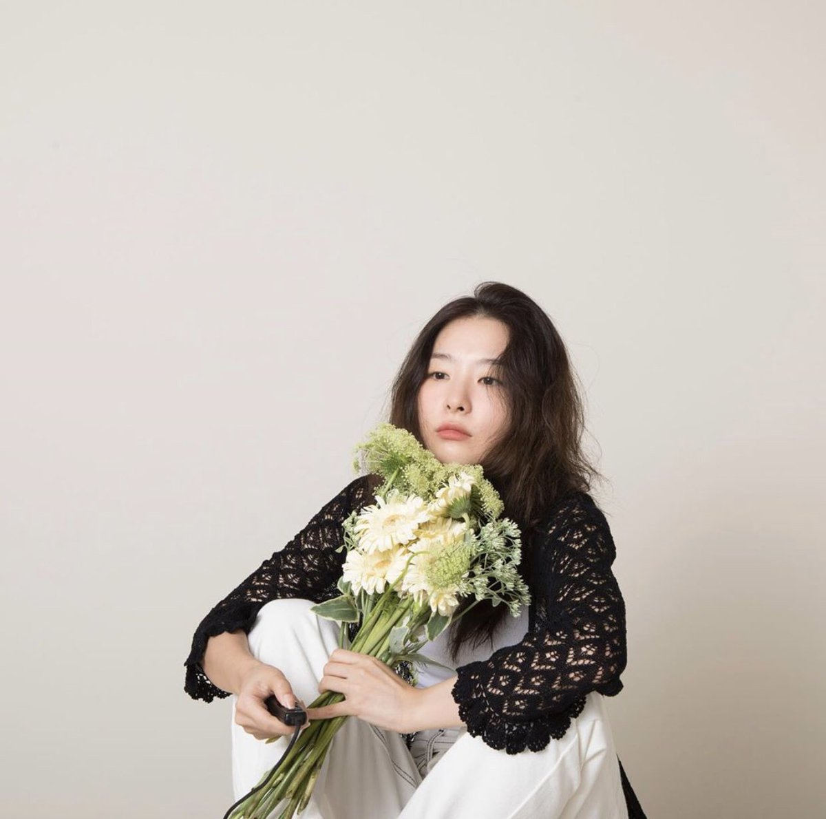 seulgiships's tweet photo. seulgi &amp; sehun loves for flowers ❤️ https://t.co/JuUt2HvgHP