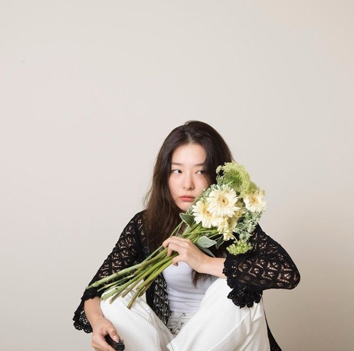 seulgiships's tweet photo. seulgi &amp; sehun loves for flowers ❤️ https://t.co/JuUt2HvgHP
