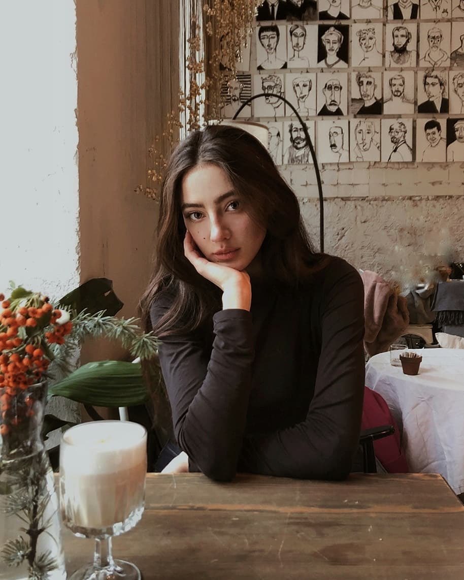 ㅤՙ 𝒚𝒐𝒖𝒏𝒈 𝒗𝒆𝒓𝒔𝒊𝒐𝒏 ˖ тhe horızon тrıes, buт ıт's jusт noт ɑs kınd ɑs her eʏes ﾉ ɑs ɑrɑbellɑ, oh.