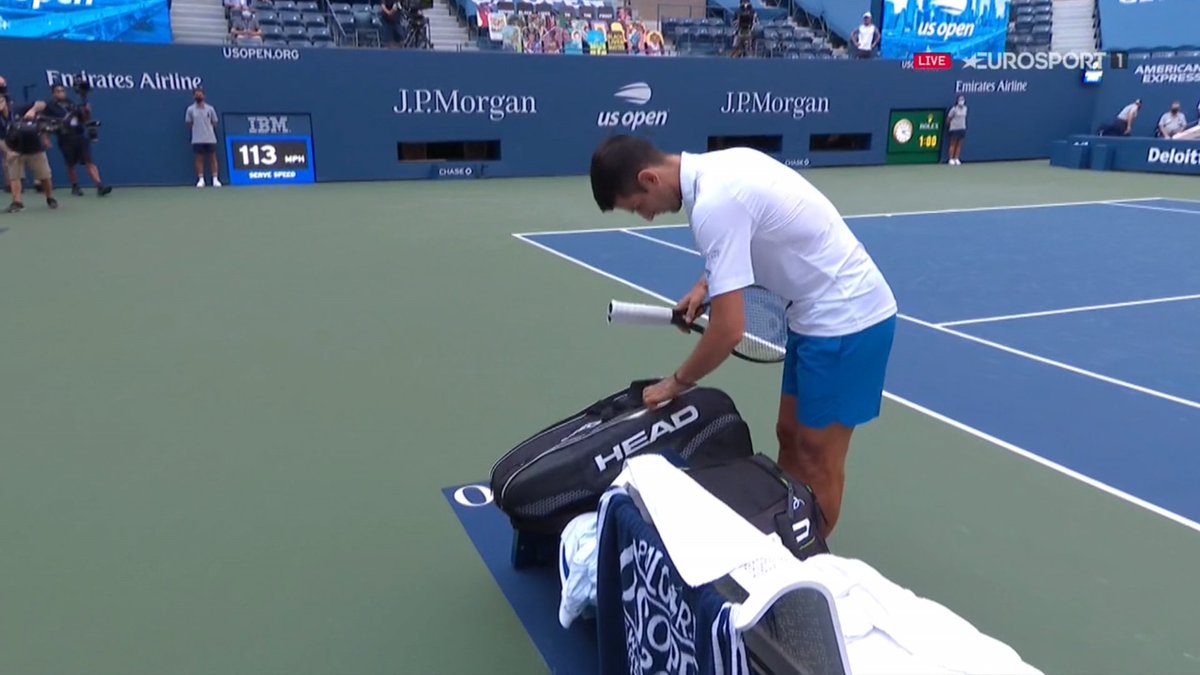 SVolee's tweet photo. Djokovic range ses affaires. Le numéro un mondial est disqualifié pour une balle envoyée sur une juge.

Il y aura un nouveau vainqueur en Grand Chelem dimanche prochain.

COMPLÈTEMENT FOU ! 😱 https://t.co/8jGBwhswkd