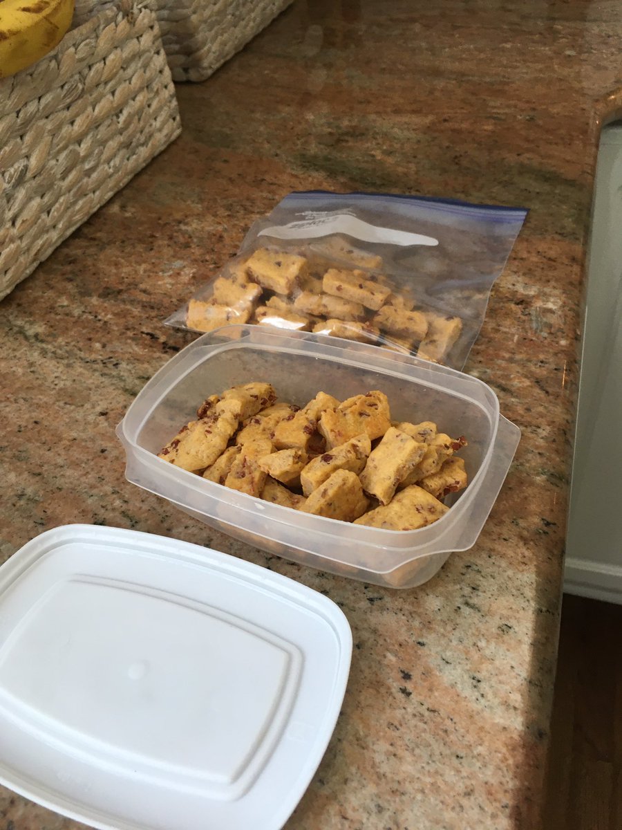 Violet_theNewfy's tweet photo. Today, on #BakingwithViolet, we are tasting Easy Cheesy Dog Treats, but with a surprise. This is the delish recipe mom made about a month ago, but this time mom added, you guessed it, BACON, because these 2 flavors were made for each other and she just loves me so much. 🧀🥓🍪💜 https://t.co/aanHsYOTFe