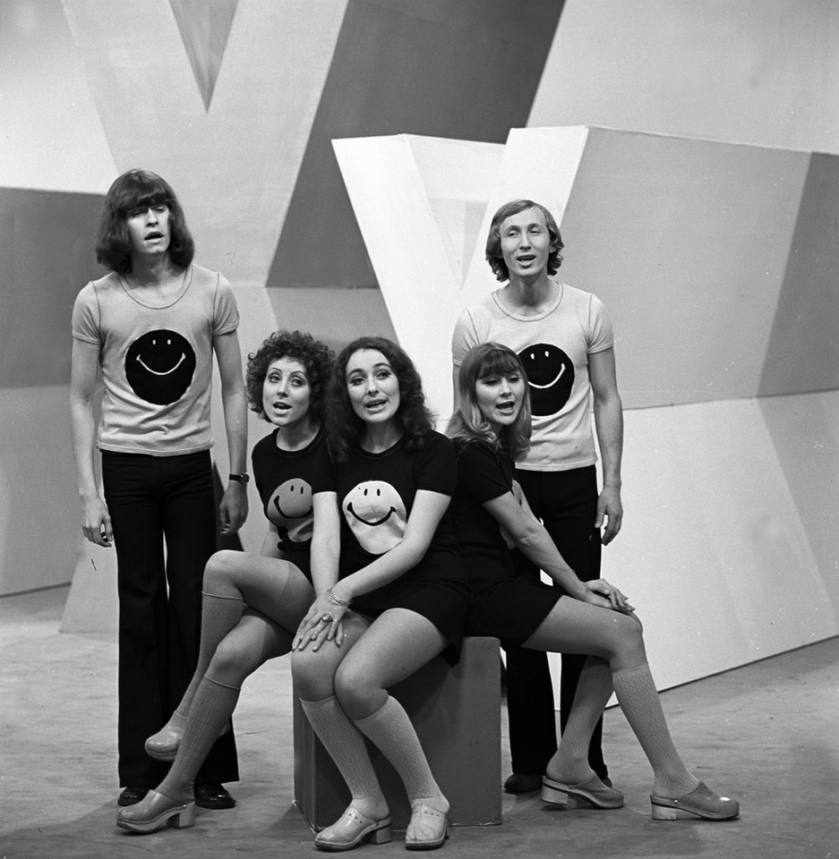 RadioTiranaPL's tweet photo. Zadebiutowała w 1968 na IV Festiwalu Piosenki Radzieckiej w Zielonej Górze. W latach 1971–1974 była solistką zespołu Partita. W 1975 zdobyła nagrodę główną na XIII Krajowym Festiwalu Piosenki Polskiej w Opolu - Alicja Majewska. #KulturawPRL #MuzykawPRL https://t.co/rP4dVmSajl