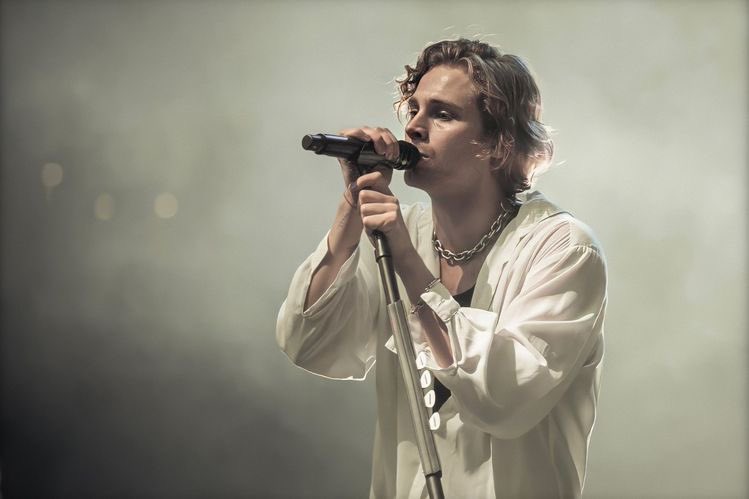 luke hemmings as the unlabeled flag;