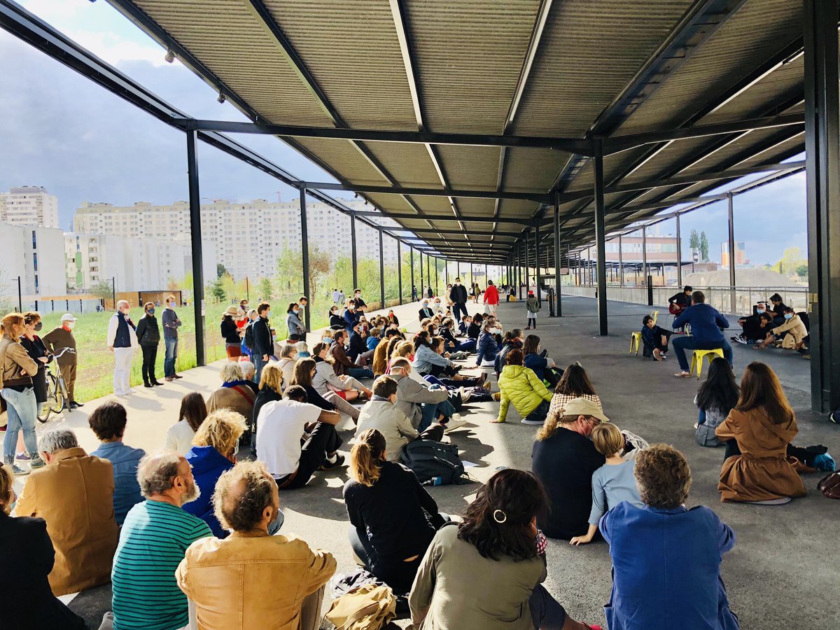 carine_rolland's tweet photo. #UnEteParticulier/Avec @EricLejoindre,Persées, de la Cie MPDA Alexandra Lacroix:la mise en mots,en récits,en musiques de parcours de réfugiés Perses.Le décor de #ChapelleCharbon évoque la ville qui change en permanence, et ceux qu’elle accueille. L’art court les parcs et les rues https://t.co/RO5Dy0DTRO