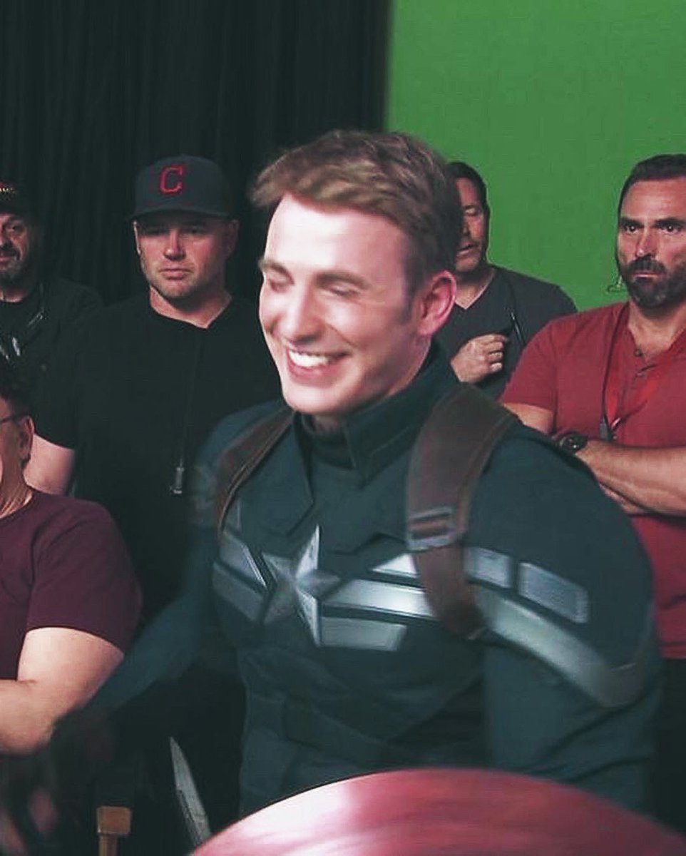 eternalvogues's tweet photo. chris evans smiling on the set of the winter soldier as steve rogers, that’s the tweet https://t.co/MmCKPIxZ2N