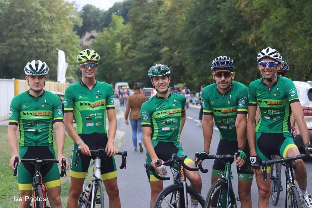 Svlbcycliste's tweet photo. Gros course collective de nos Verts 💛💚 à Vernou sur Brenne (37). Guillaume Cailleau d'abord dans l'échappée 🚴, c'est finalement un groupe de 5️⃣ qui se jouera la gagne. Antonin Dauriannes termine 3️⃣ème🥉. Mathéo Cruchet est 4️⃣ème Junior
📸 Isa photos
#SVLBC #JoieetBonneHumeur https://t.co/76vvV2BYmj