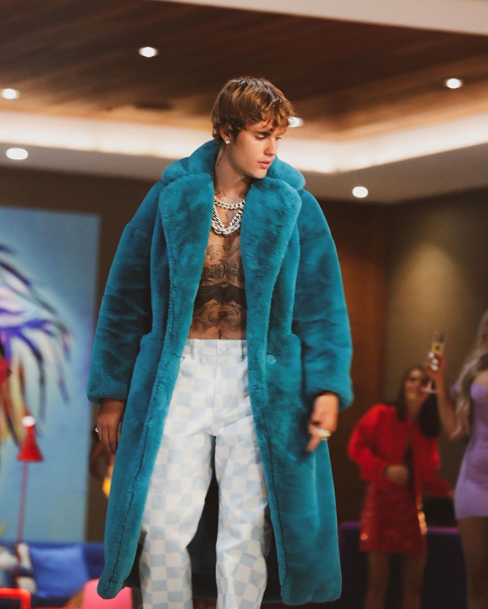 JUSTIN BIEBER OUTFITS IN POPSTAR VIDEO 