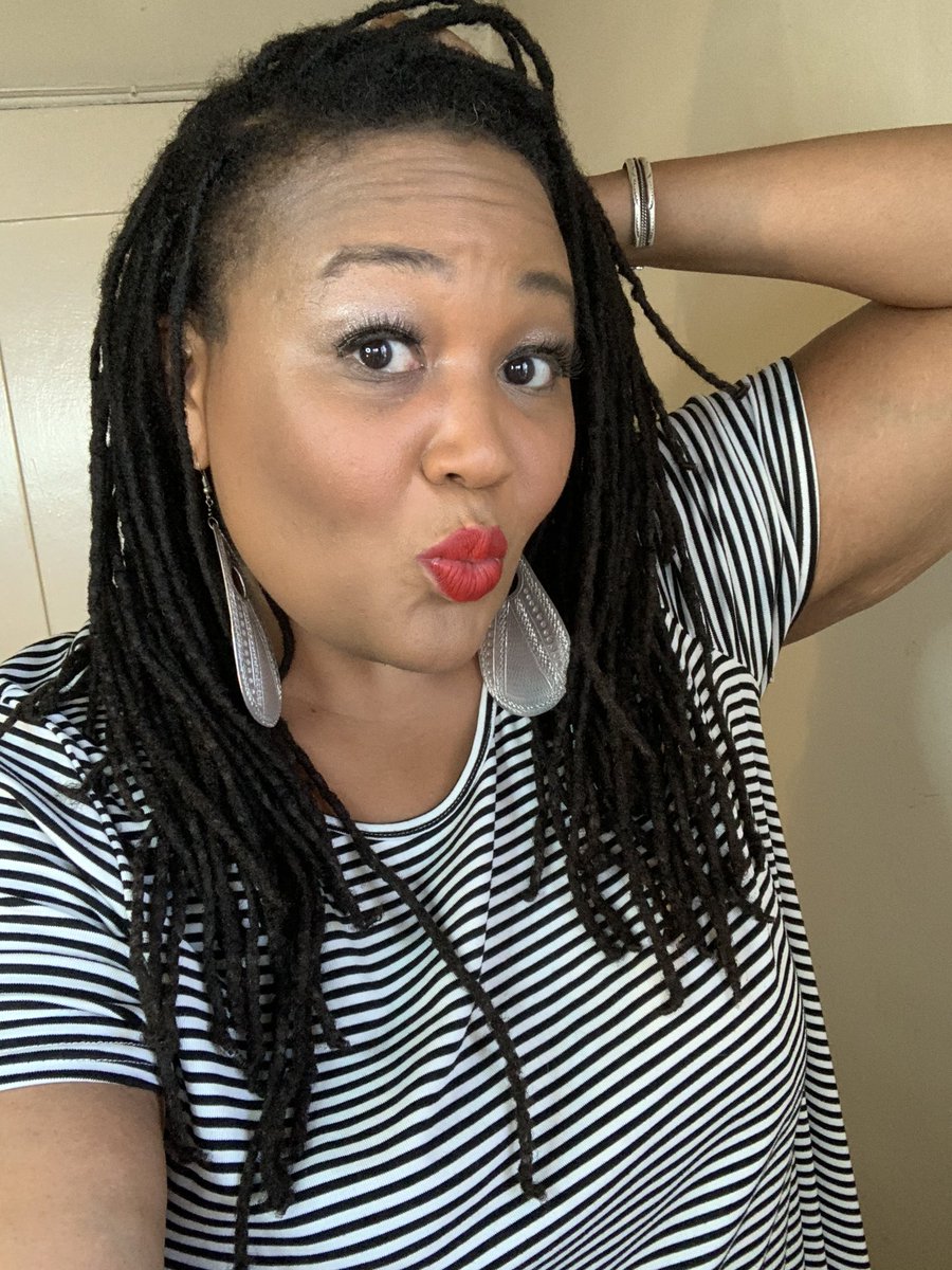 JyvonneHaskin's tweet photo. Where my fellow silver earring wearing #LAchicks out in #disheat getting micro 3rd degree burns on their cheeks & shit walking from the car to the house?? We in here or what? ๐ฅต #Jesusbeaniceblock #fashionburns #dykeandlovely https://t.co/xNFaZ4MTyz