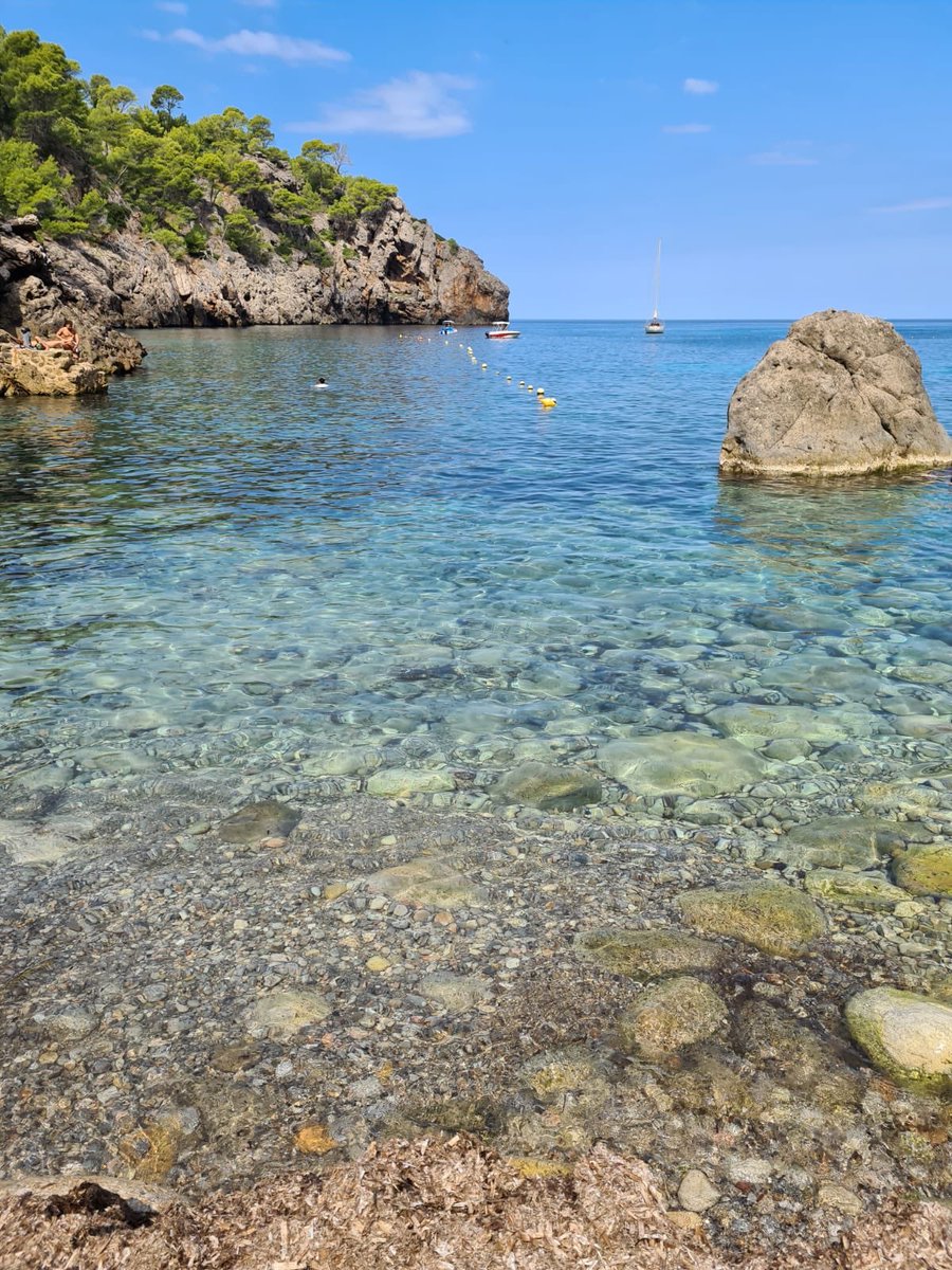 ExploraMallorca's tweet photo. Las aguas cristalinas de Cala Deià le dan la bienvenida a #septiembre #arañandoelverano #visitmallorca #StaySafeStayHealthy #Mallorca #PARADISE https://t.co/kaUTcS1J2D