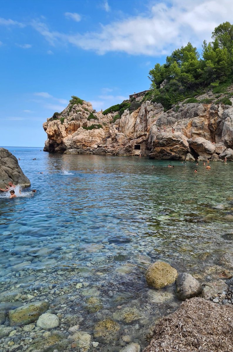 ExploraMallorca's tweet photo. Las aguas cristalinas de Cala Deià le dan la bienvenida a #septiembre #arañandoelverano #visitmallorca #StaySafeStayHealthy #Mallorca #PARADISE https://t.co/kaUTcS1J2D