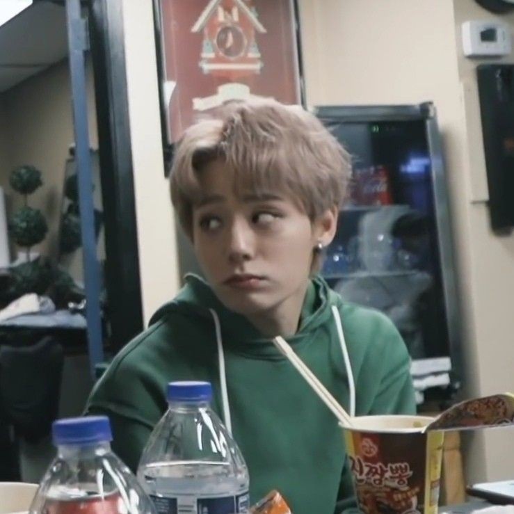 ๑ ❥ Hwanwoong pouting: a necessary thread ( ˘ ³˘)♡ ๑