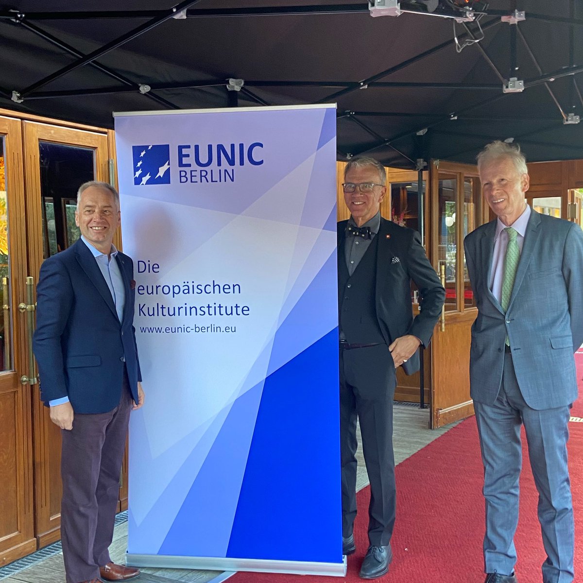 BotSchweizDE's tweet photo. Super Initiative diese 🇪🇺Kulturgala #BabylonBerlin von @EUNIC_Global ! Toller Abend gemeinsam mit meinen Kollegen aus 🇨🇦&amp; 🇮🇪@AmbStephaneDion &amp; @NOBrienDFA . Auch die Schweiz🇨🇭war mit dabei! Dank Beatboxer #ArthurHenry bebte das Tipi. Da tanzte der Berliner Bär (fast..)😉 https://t.co/wMf90OorM5