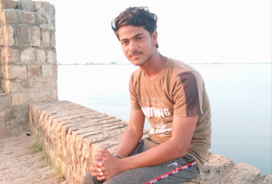 Rk_narvariya's tweet photo. इस जहां में, दिलवाले कहां है।
इस जहां में जो मिलवा दे, कहां है।। 
यूं तो है होने को जहां, सारा अपना! 
लेकिन.......#जाना कोई अपनों से मिला दे, वह कहां है।।
#RajkamalNarvariya 
#MasterRk https://t.co/RxmC8VUFRI