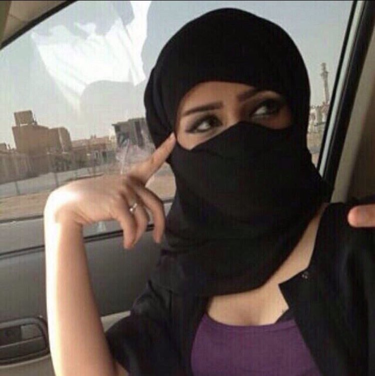 jiixv2's tweet photo. هالحركة ماتصير الا مع الزوج وبس! 

ولما تسويها زوجتك صدقني بتبدا فيها من السيارة لحالكم بعدين قدام عامل البنزين او مقهى، بعدها بمحلات مافيها الا عامل اجنبي وكلها قياس لردة فعلك🔥

ولا تحسن النية مافي وحدة تكشف رقبتها وصدرها من العباية بالغلط! وترا غالب من يسويها هم المنقبات👍 https://t.co/fWkDVBfy3u