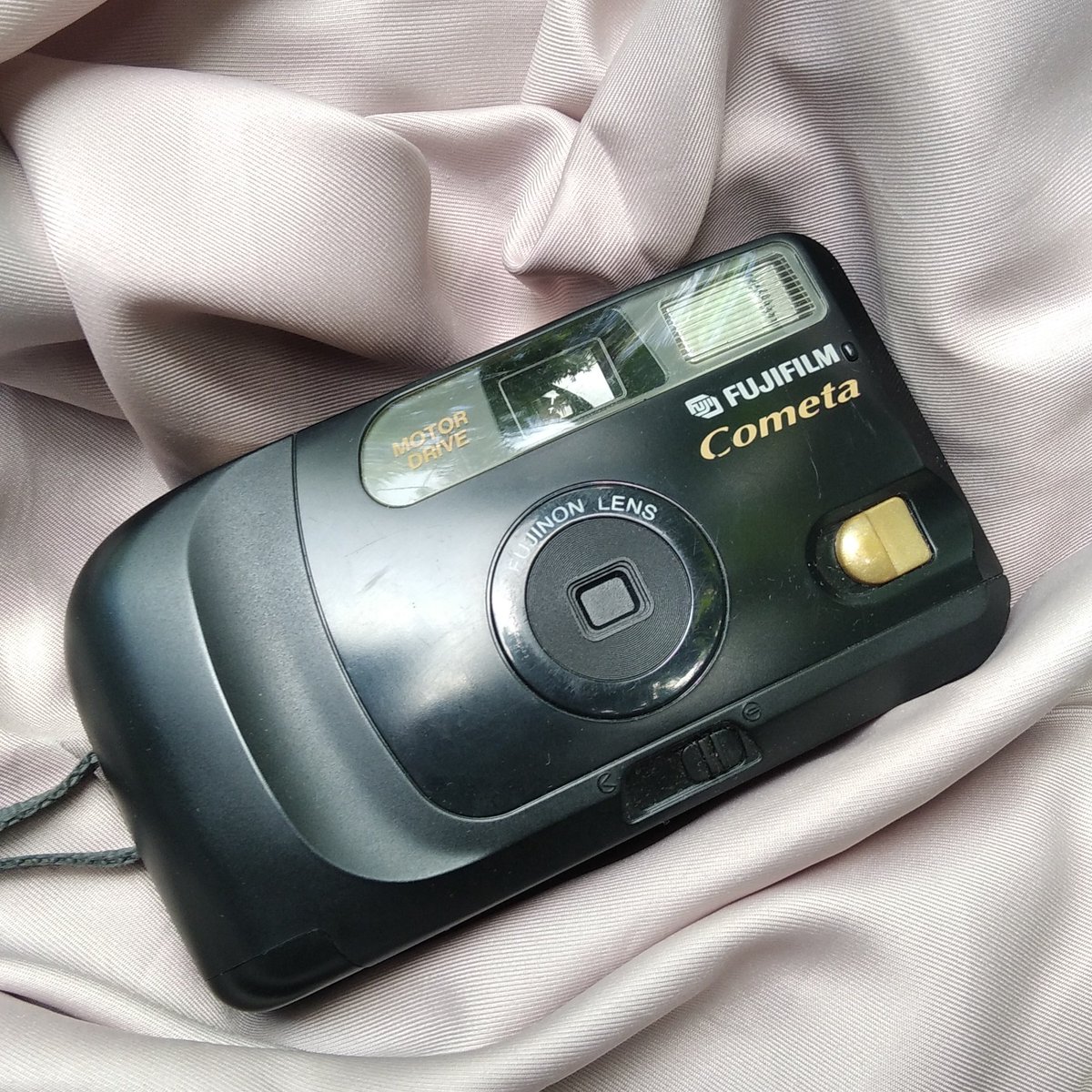 scoobydobeeee's tweet photo. Fujifilm Cometa

fisik 9/10 like new
viewfinder jernih
ruang film bersih
flash nyala
film counter on
lensa kinclong
menggunakan batrai AA 

kamera sudah test roll

harga Rp190.000 (include strap + case) https://t.co/SGOTP4JyfF