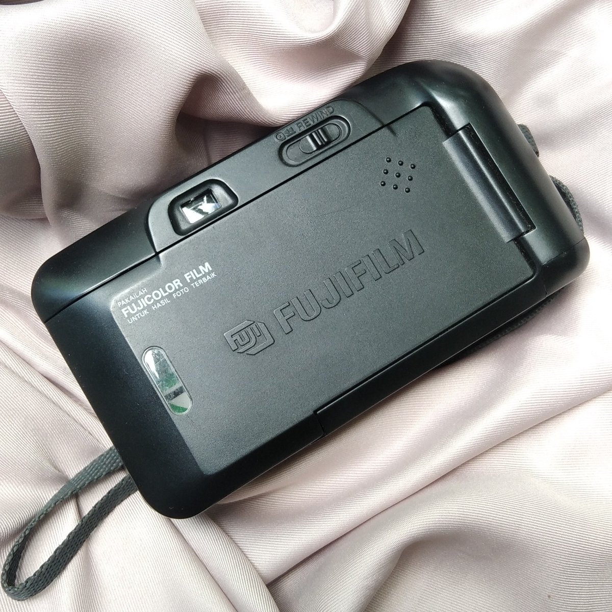 scoobydobeeee's tweet photo. Fujifilm Cometa

fisik 9/10 like new
viewfinder jernih
ruang film bersih
flash nyala
film counter on
lensa kinclong
menggunakan batrai AA 

kamera sudah test roll

harga Rp190.000 (include strap + case) https://t.co/SGOTP4JyfF