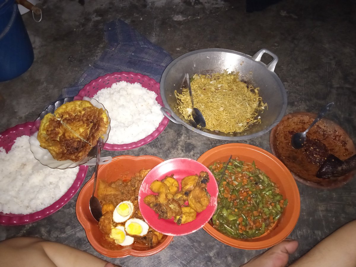 Mereka berdua korban PHK, sdg berjuang bertahan hidup brsm anak perempuan yg msh kecil. 

Kalian jg bisa ORDER via no HP di foto. Nasi bungkusnya enak kata yg sdh beli. Mrk jaga kebersihan saat mengolah, dan sll gunakan masker saat jualan, so don't worry. 
@sayidmachmoed