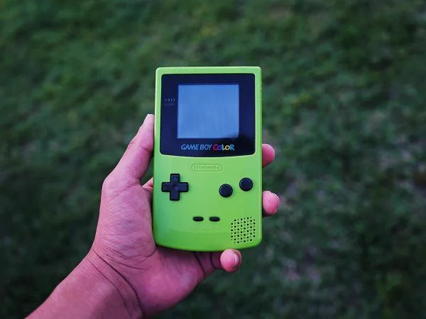 バッテリー不要のゲームボーイ！ボタン操作が電力になる！