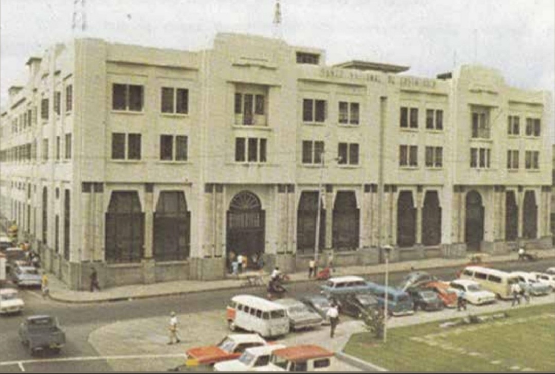 chepeantiguo's tweet photo. El Banco Nacional de Costa Rica en la década de 1970.

#chepeantiguo #costarica #sjovive #esencialCR #puravidamae #tiquicia #bncr #sjo #fotosantiguascostarica #historiacostarricense #fotosantiguas #banco #historia #heritage #vintage #oldpic https://t.co/g1EA672GRM