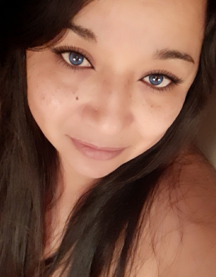 Ella parece tan delicada y frágil como un colibrí..  
Pero lleva al puto ave fénix en su interior..