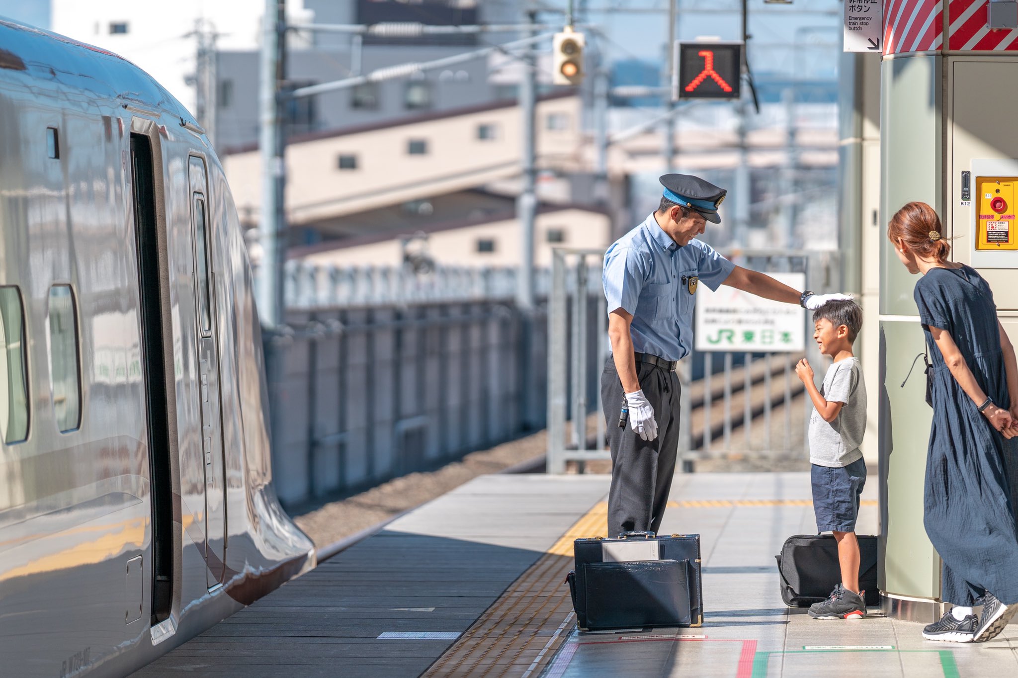 物語のようなワンシーン 憧れの車掌さんと少年の交流にほっこり 笑うメディア クレイジー