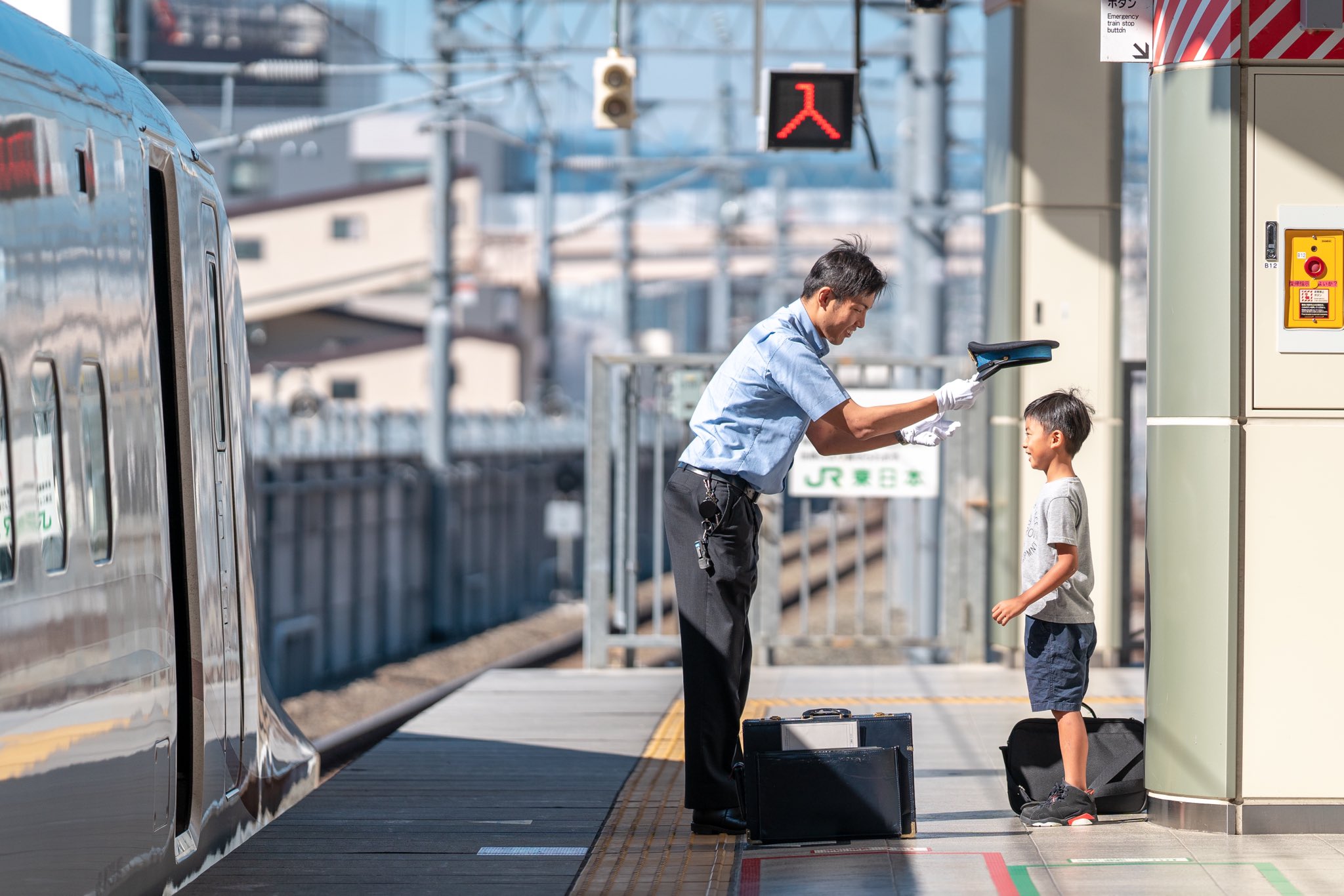 物語のようなワンシーン 憧れの車掌さんと少年の交流にほっこり 笑うメディア クレイジー