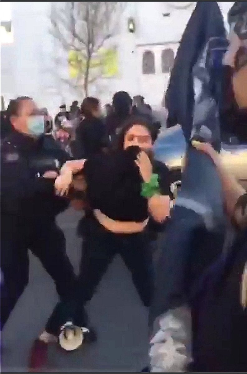 brujasdelmar's tweet photo. #LaPolicíaNoMeCuida

05/09/20: 25 feministas detenidas arbitrariamente, golpeadas y amenazadas por policías en Ciudad Juárez, Chihuahua.

22/08/20: 23 feministas detenidas, desparecidas por horas, golpeadas y agredidas sexualmente en León, Guanajuato. https://t.co/8COS8zJPYa