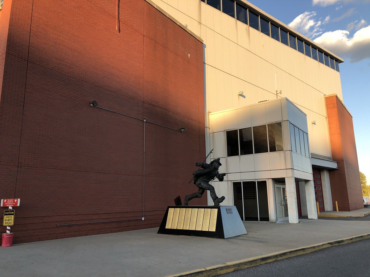 Firefrank76's tweet photo. In front of Building 12 at the #FDNY Fire Academy sits a bronze statue depicting #Firefighter Steven Siller as he ran through the Brooklyn Battery Tunnel responding to the WTC on 9-11-01. This statue honors our members lost that day listing all 343 of their names #NeverForget https://t.co/B4GgyHzSbr
