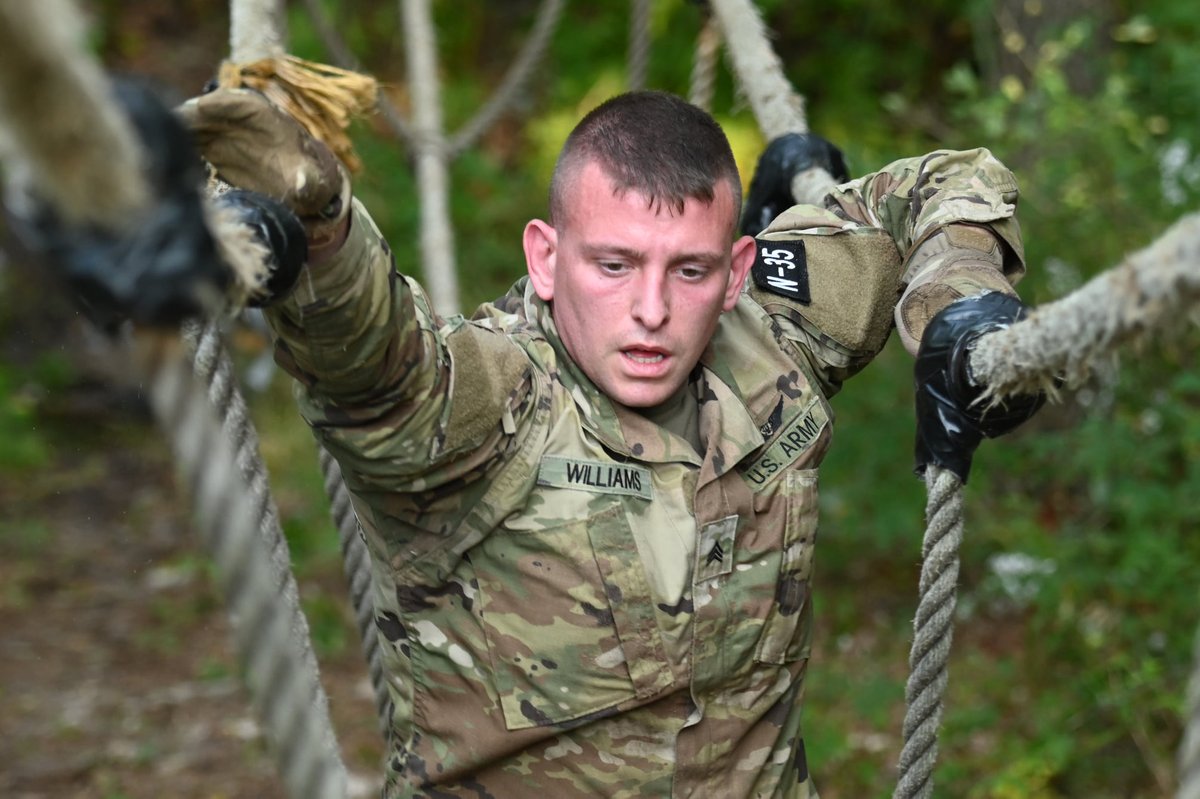11thECAB's tweet photo. #11thECAB Soldiers being awesome! Here, Sgt. Williams, a combat medic with the brigade navigates the confidence course during the @USArmyReserve #BestWarrior2020. https://t.co/oJ7HIguphF