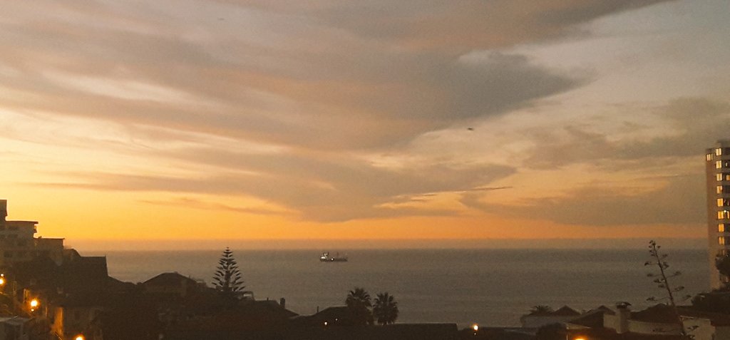 Off_Valpo's tweet photo. @MclauMVW @Oriettaf @evelyn_pilar @AlvaroMolinaJCL @cristobalreus @CattyGonzalez5 @EBecerraLiz @MeteoLaSerena @GBertolottoQ @RedMeteoA @jtimbles @tatogarsa @liciou_s @Sepulinares @Kellyfloridog @Glo_SuLu @786c8e9fe4df478 @davidurra7 @edgardolazo @carlos_che_ @nimbus_82 @tzingane @belenvelasquez @NicoleLayana @NickoMeteo @MeteoAste @alexismalll #arreboles al atardecer en #Viña_del_Mar con nubosidad parcial alta del tipo #Cirrus_Spissatus y el buque de carga general #FM_Prosperity🇻🇨(VC) y el petrolero #Advantage_Spring🇲🇭(MH) fondeados a la gira frente a #Recreo con el nuevo horario de #verano https://t.co/KCNpHN3xgG