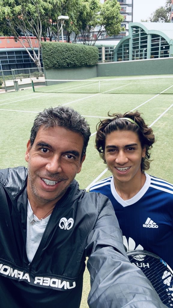 alexes_10's tweet photo. Estoy muy orgulloso de que mi papá es un verdadero guerrero. Después de que le gane el primer set 6-0 me remontó 6-3, 6-4 los siguientes dos sets. Esta muuuy cañon, le llega a todaaaaas https://t.co/5djOtl101s
