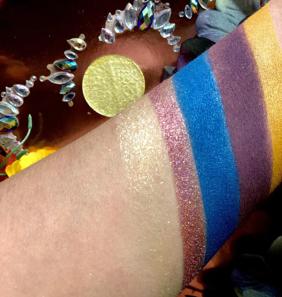 CollectiveCosme's tweet photo. Thoroughly disputed and debunked by experts and yet..the belief persists.
Whispers around nurse’s break rooms and late night campfires still insist..it’s a full moon tonight..

#indiebeauty #mua #fullmoon #thecollectivecosmetics #makeup #highlight #ethicalbeauty #eyeshadow #avant https://t.co/R8N1GksKks