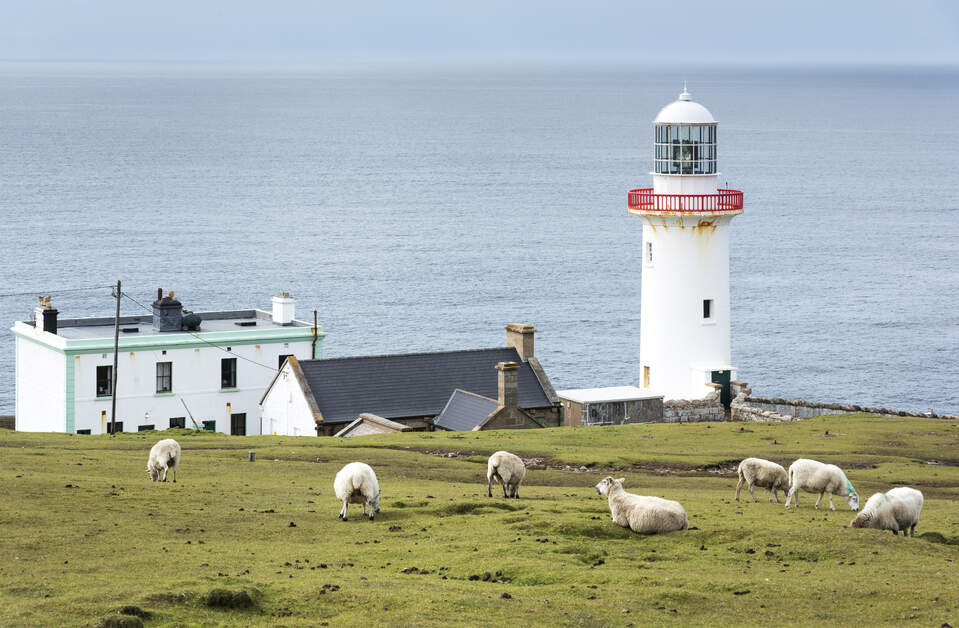 アイルランド大使館 Ireland In Japan アイルランド灯台巡り アランモア島の壮大な崖の上に位置する23mのアランモア灯台 初代の灯台は1798年に建てられ その建材の一部は現在の灯台に使用されています 宿泊施設となった 灯台守の家からは 思う存分