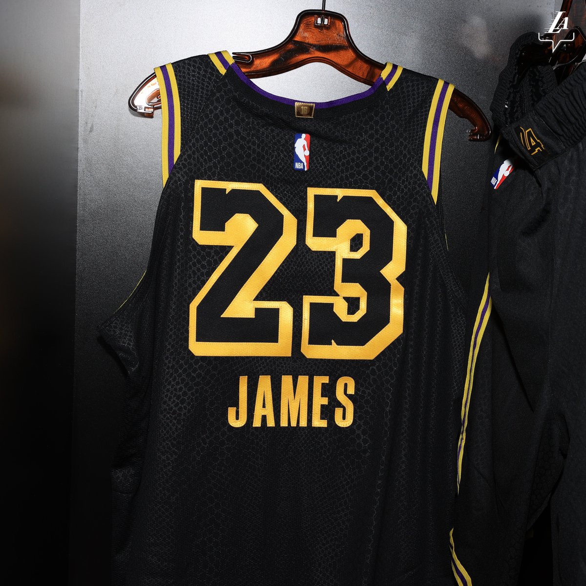 Lakers's tweet photo. 323 🖤 https://t.co/DwCVUMTqnM
