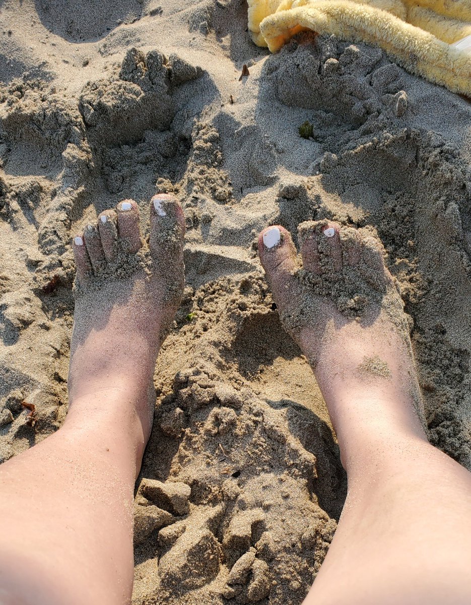 mytinyfeetandme's tweet photo. Finally got my toes in the sand today ๐ chipped my polish, can you see it? Atleast I'm due for a pedi this week ๐ #sandytoes #smallfeet #waitressfeet #serverfeet #cutetoes #whitetoenails https://t.co/Hoo4aTaxNj