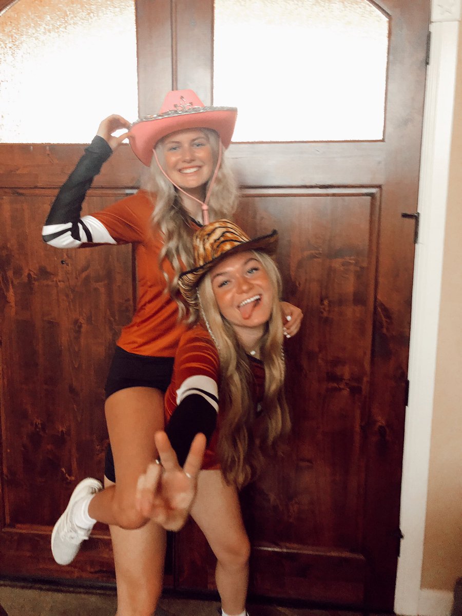 lindsparthum's tweet photo. This ainโt our first rodeo #seniorszn #agnb #av4l ๐ค ๐โจ https://t.co/QHX2PjhEkQ