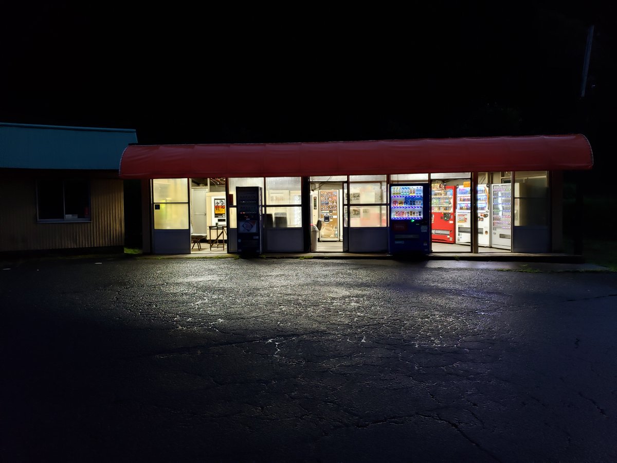 コインスナックふじ ＃拡散希望 うちの実家が経営しておりますコインスナックふじ ですが、以前より「うどんの自販機」がレトロ愛好家の間で評判になっており、全国から食べに来ていただいておりました。