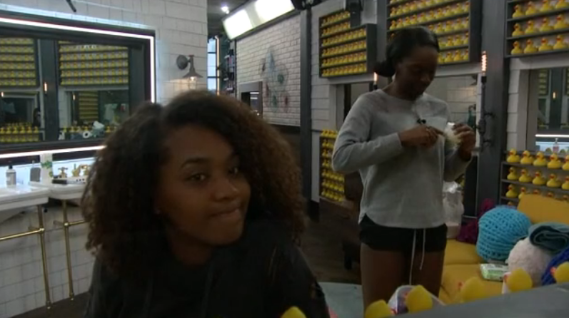 BBpolitan's tweet photo. Da'Vonne: What did she (Christmas) gain?
Bayleigh: White friends.

DRAG HERRR

#BB22 https://t.co/dBFEb9H6nz