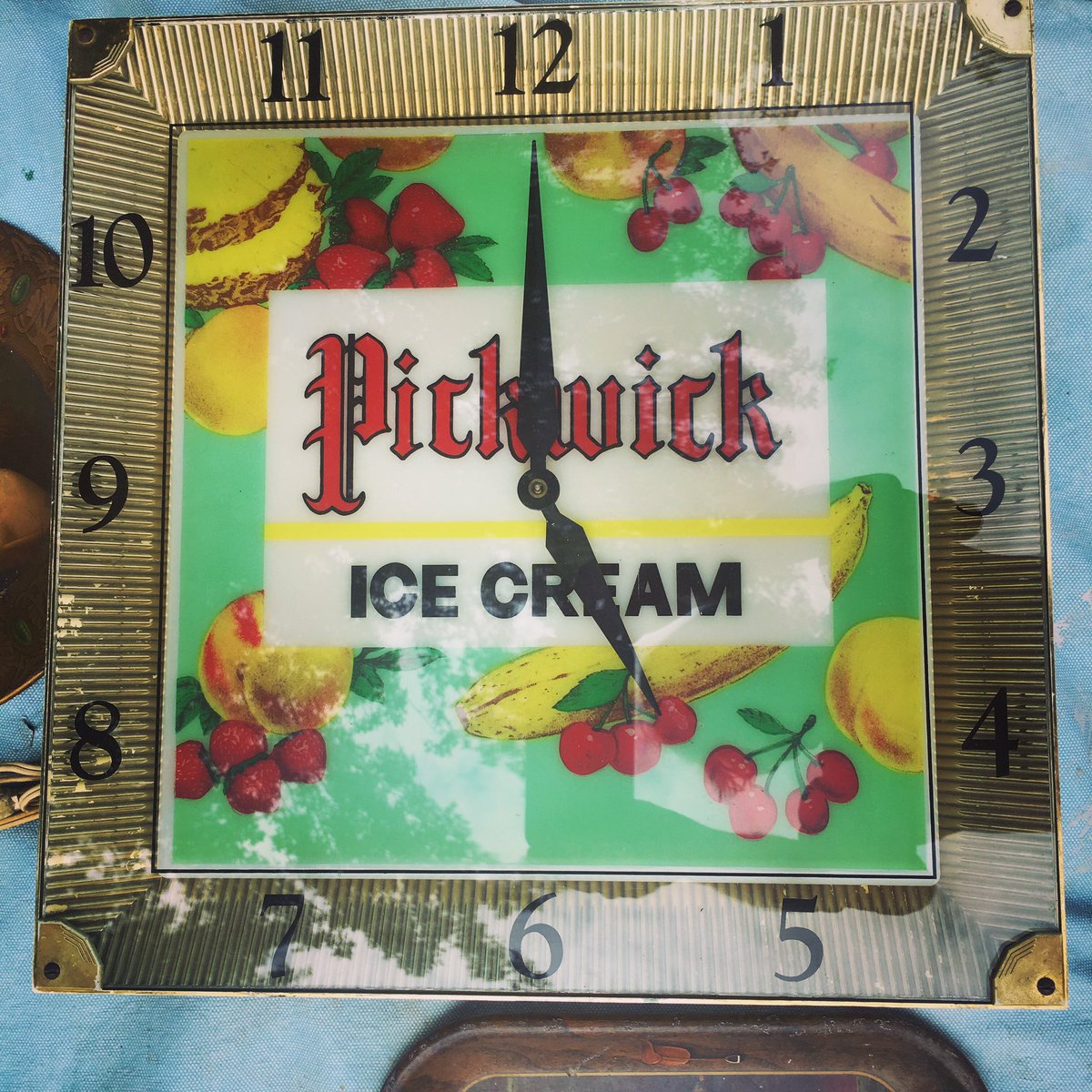 TheAntiqueNomad's tweet image. Doesn't this look perfect on the last hour summer weekend? This 1950s electric as clock for ice cream sold at the Sparks Antique and Collectible Market in Kansas
#sparksfleamarket #antiqueshow #advertisingclock #vintageclock #vintageicecream #vintageadvertising #theantiquenomad