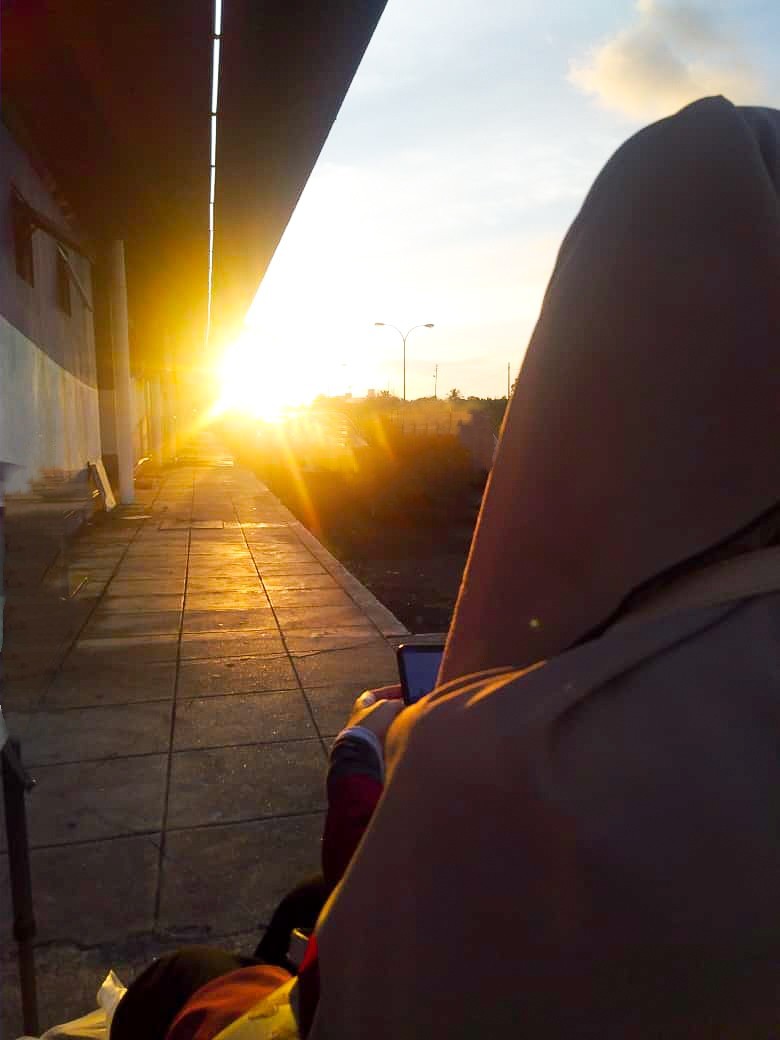 faariinaa2's tweet photo. The sun is lonely too 
but it still shines. ✨

jiwa. https://t.co/dBYQoArU6J