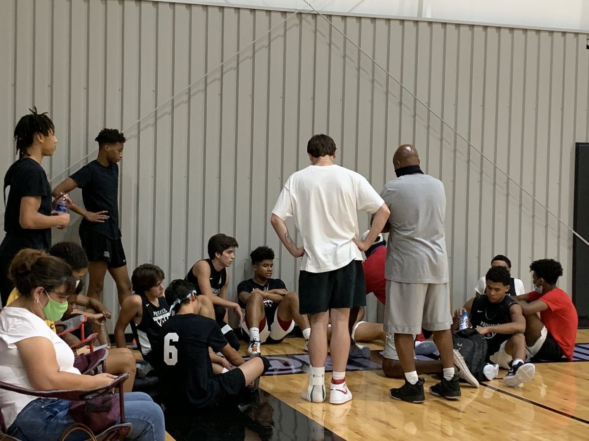 JenniferGrimes0's tweet photo. Couldn’t be prouder of the @ProSkillsSATX 2021’s after a great weekend of hoops @ the @BigfootHoops Kingwood Classic! Coming home with some nice hardware 🏆 A rolled ankle kept @Jdotgrimes1 benched day 2, but he made sure to keep the energy up on the bench every possession 💪🏼🏀 https://t.co/B628SkPRPi