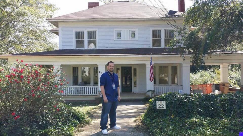 BrianCastrillo2's tweet photo. 2014 @WalkrStalkrCon #stuffandthangs do you recognize that house? Itโs the 1 house #carlgrimes @chandlerriggs stayed at for awhile #puddinghouse ๐ #vote for me in @SQUAWKING_DEAD #ultimatefan #Competition click on link & #vote option (G) ๐ https://t.co/1HDJCNPlPx ๐ #TWDFamily https://t.co/QSZ3rBd4t8