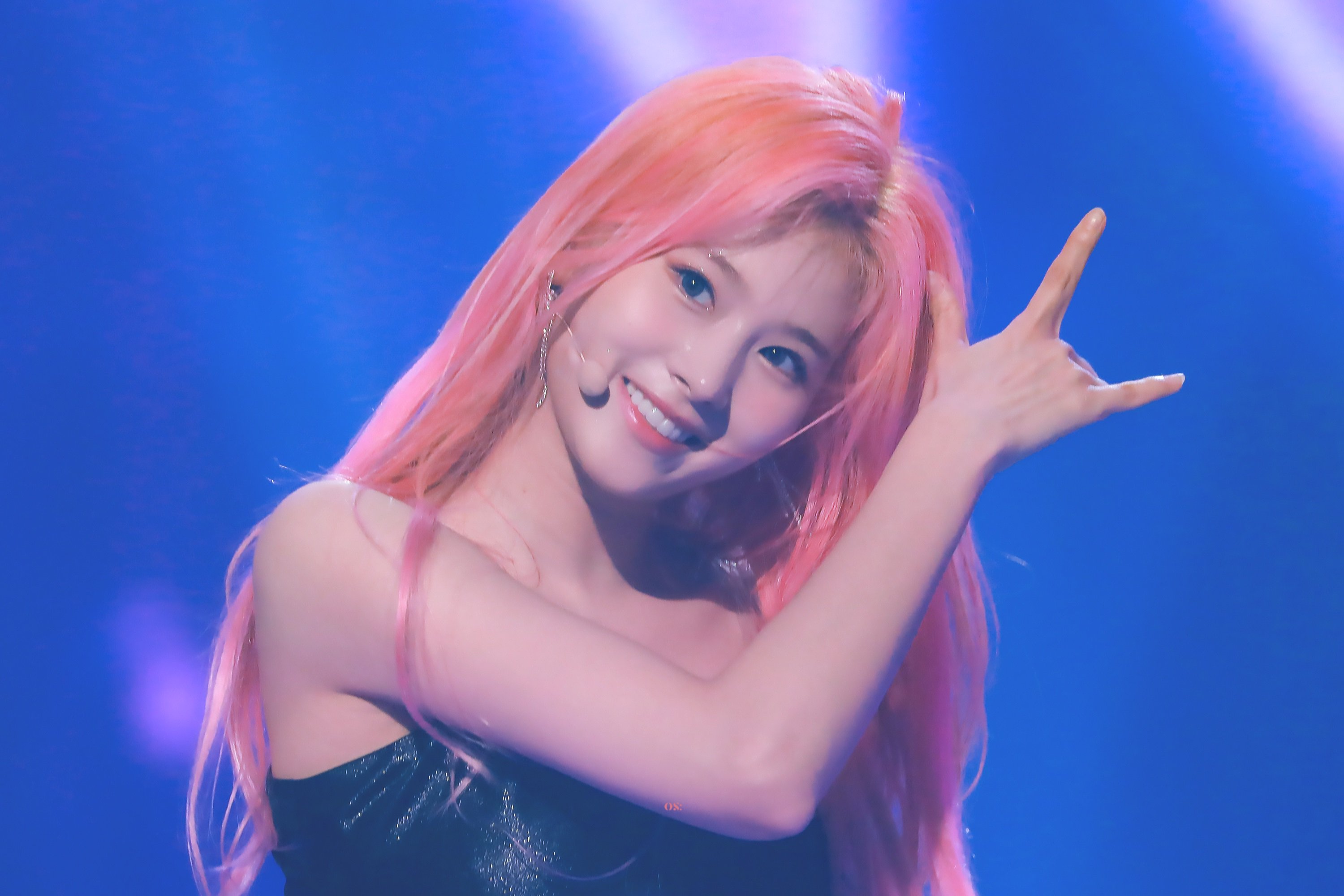 😭. im in love with pink hair sana. 